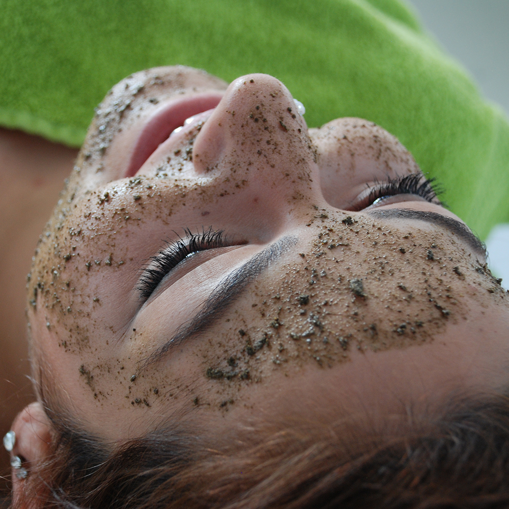 Patient experiencing a Green Peel skin peel treatment, illustrating varying sensations and post-treatment care.